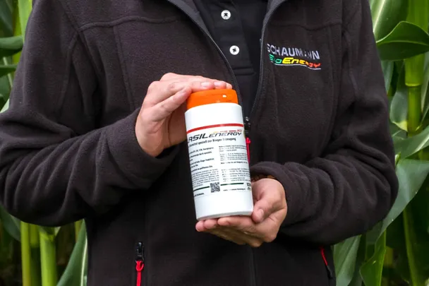 Boîte de conserve en main