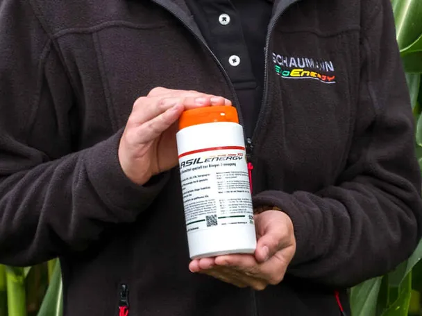 Boîte de conserve en main